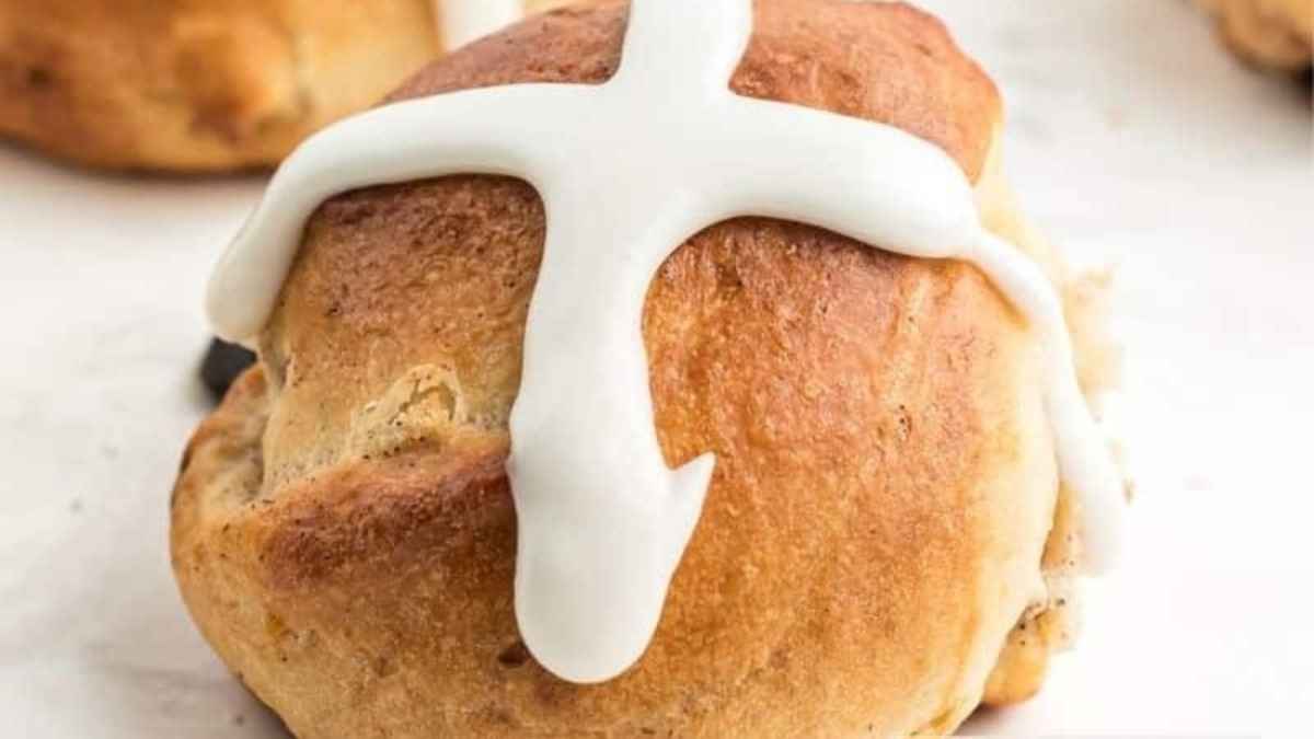 Easy Hot Cross Buns Recipe. 