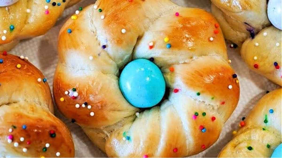 Easy Mini Easter Egg Bread Recipe. 