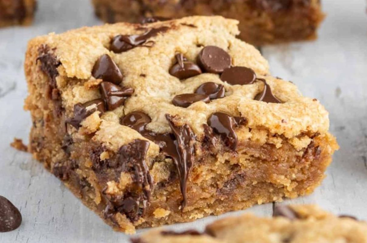 Easy Peanut Butter Chocolate Chip Bars