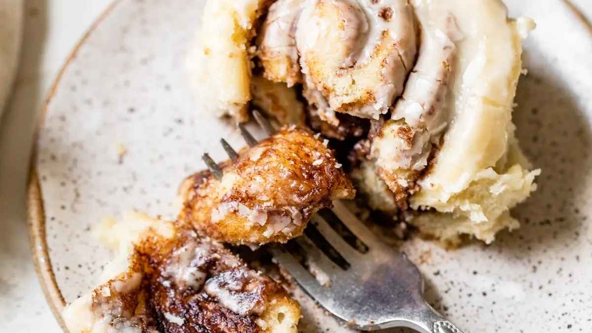 Easy Vegan Cinnamon Rolls.