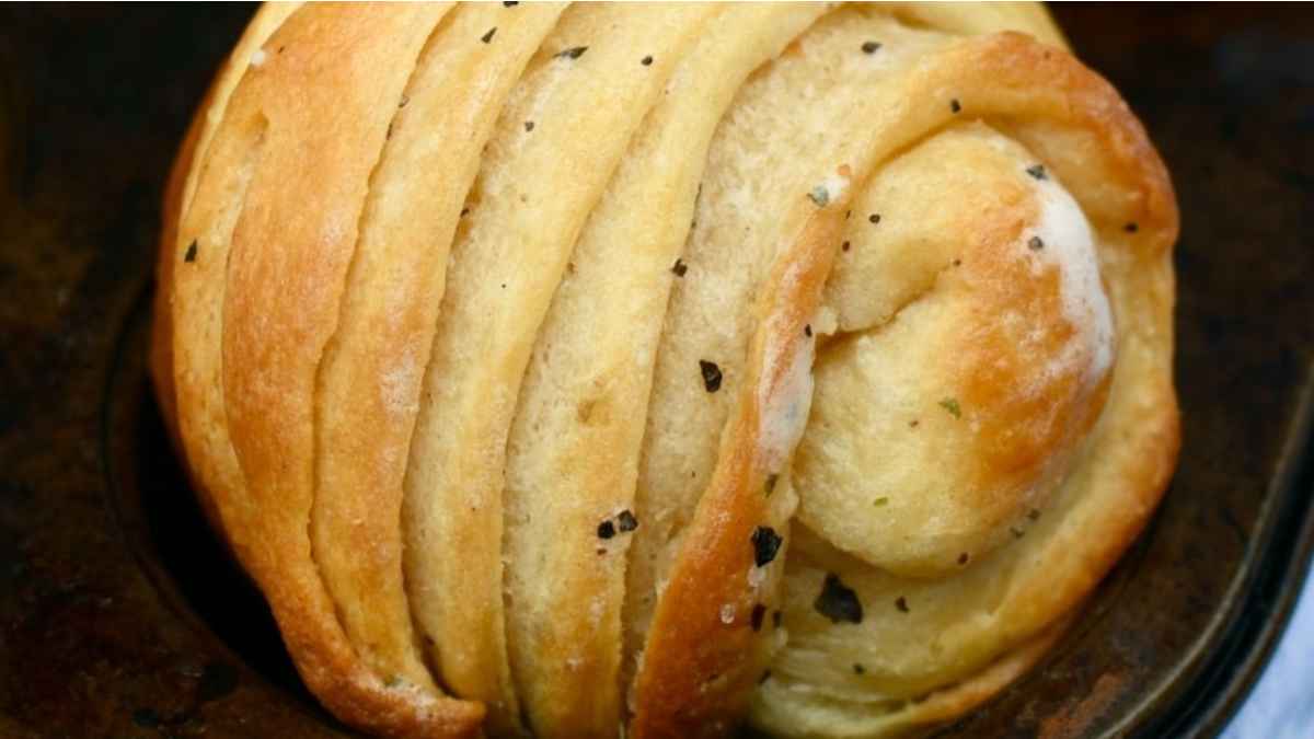 Garlic Butter Cruffins With Crescent Roll Dough. 