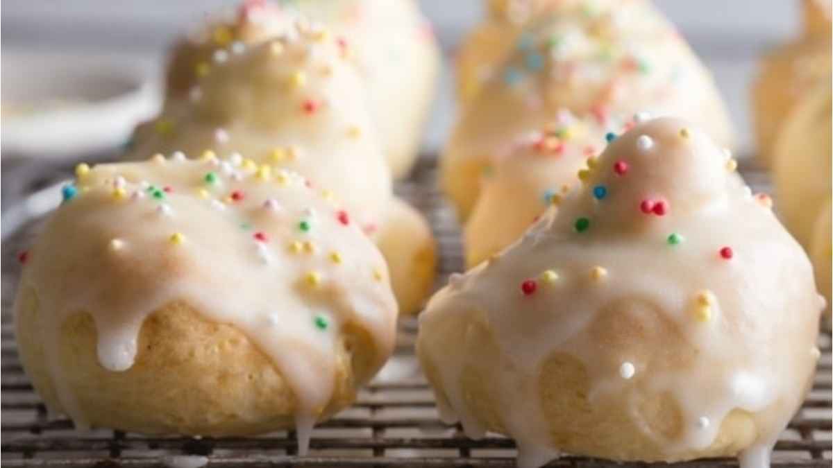 Italian Easter Cookies Uncinetti Recipe. 