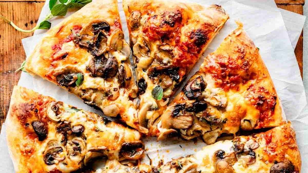Mushroom Pizza.