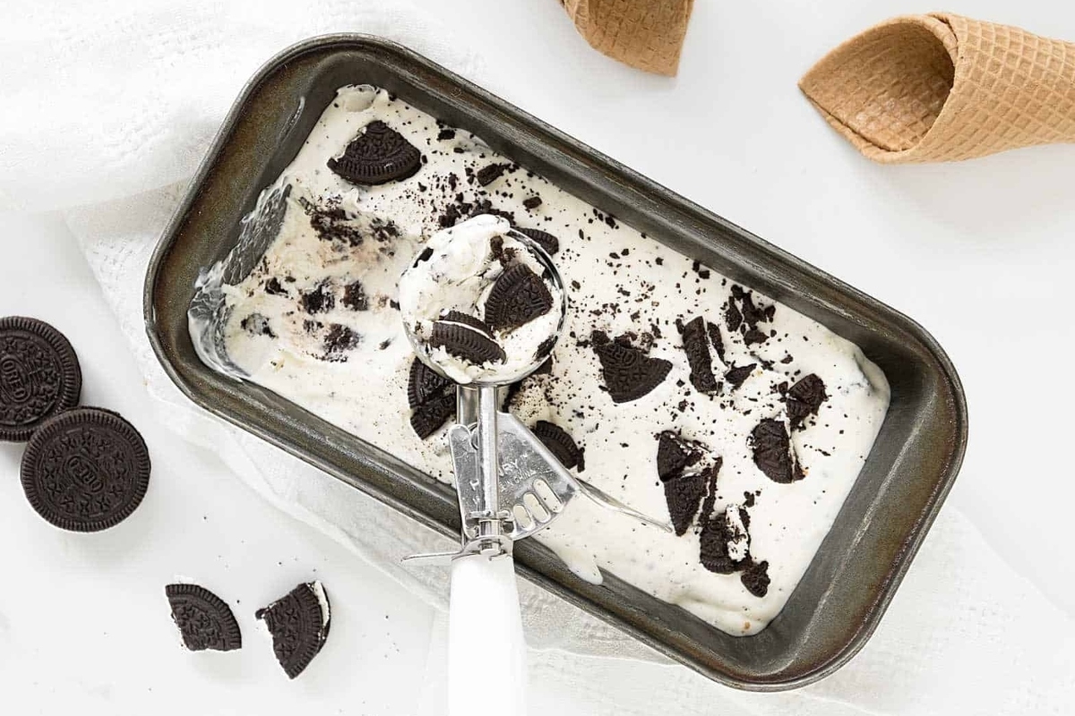 Oreo Ice Cream (No-Churn Recipe).