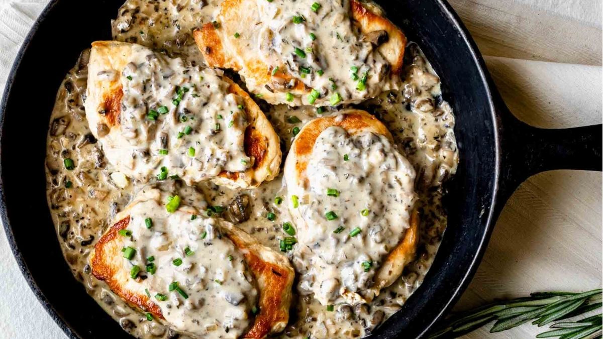 Pork Chops With Creamy Mushroom Gravy. 