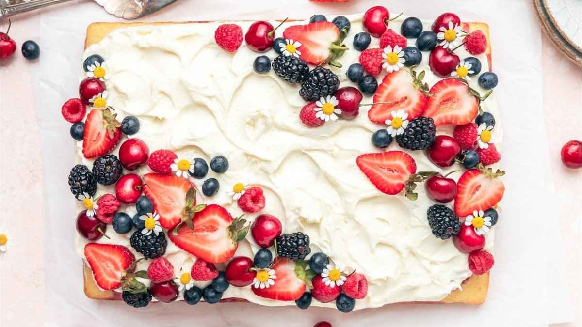 roasted berry poke cake.
