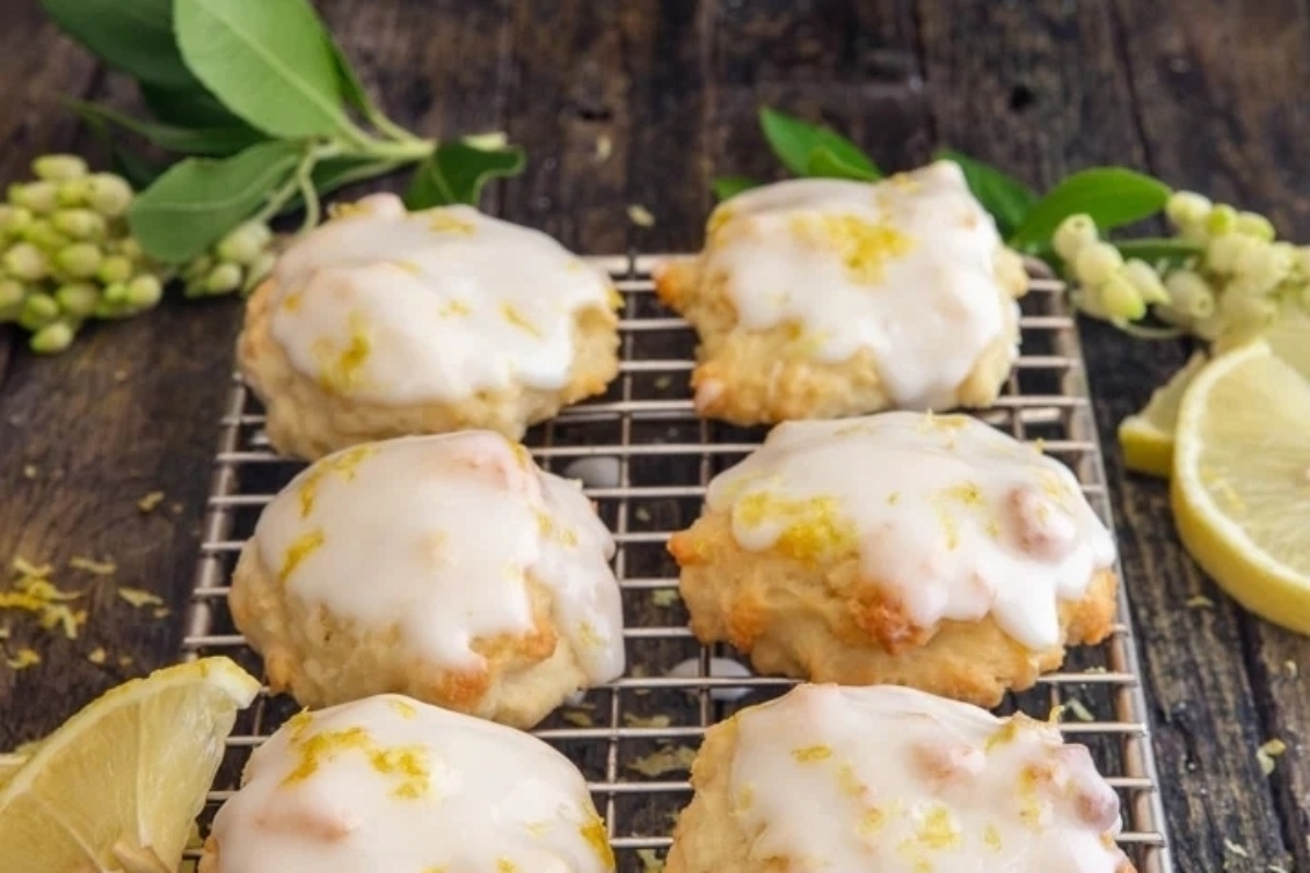 A group of cookies on a cooling rack.