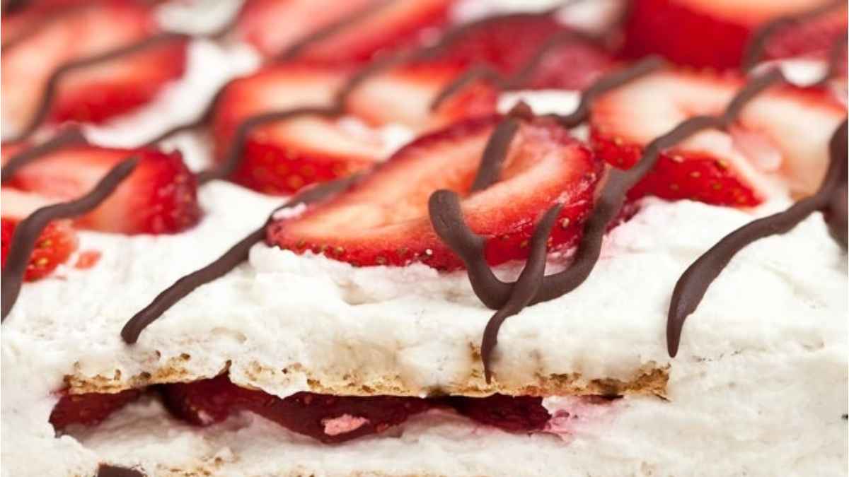 Strawberry Icebox Cake (No Bake!). 