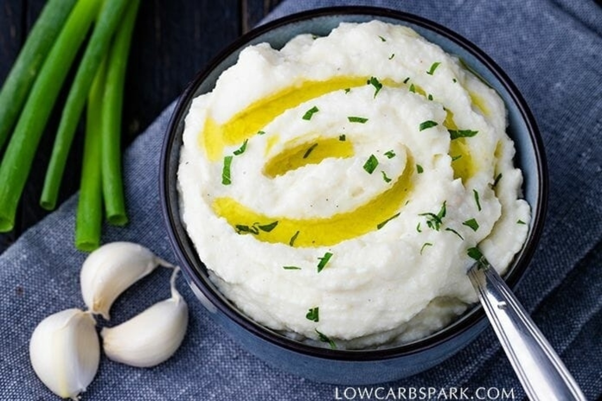 Easy Creamy Cauliflower Mashed Potatoes.