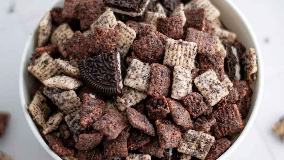 Cookies And Cream Muddy Buddies.