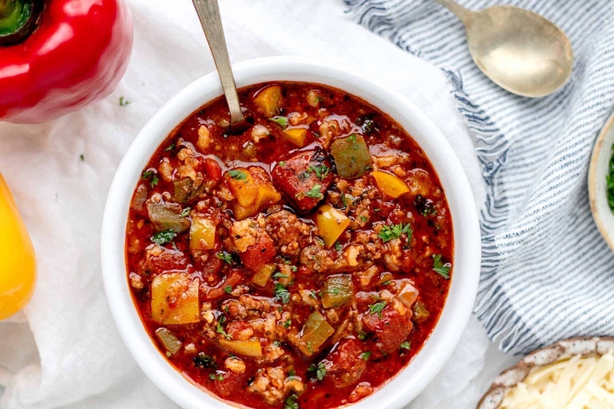 Slow Cooker Stuffed Pepper Soup {With Uncooked Rice}.