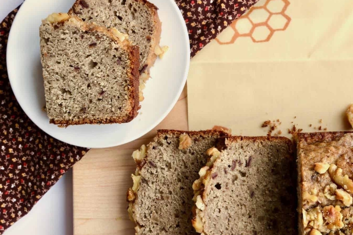 A sliced bread on a plate.