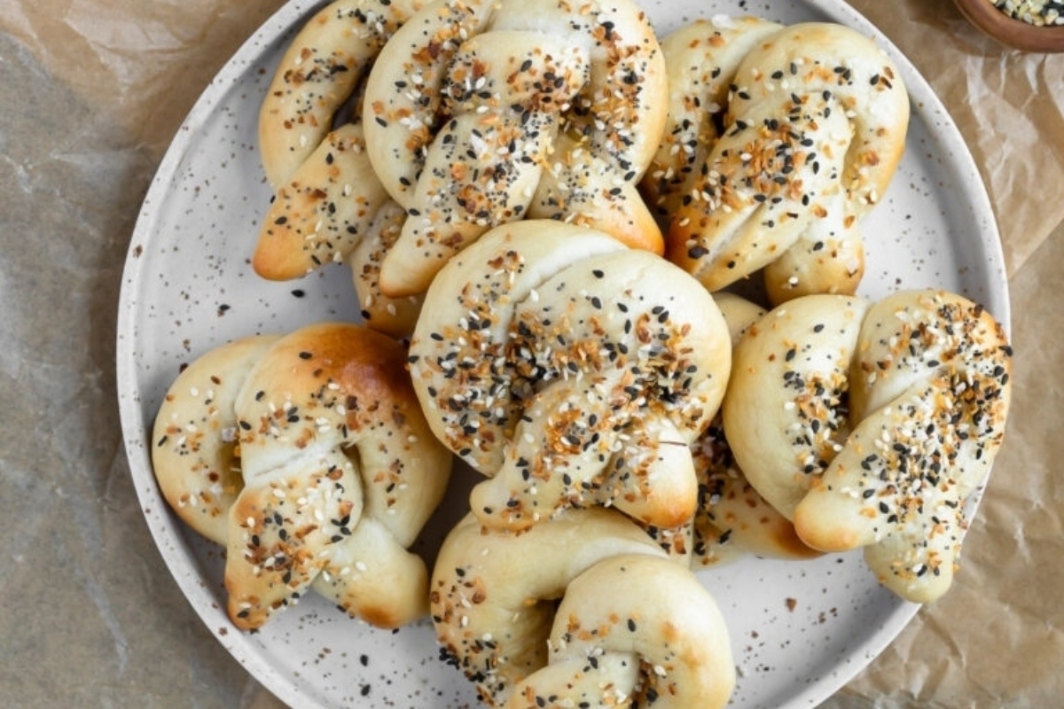 A plate of pretzels with seeds on it.