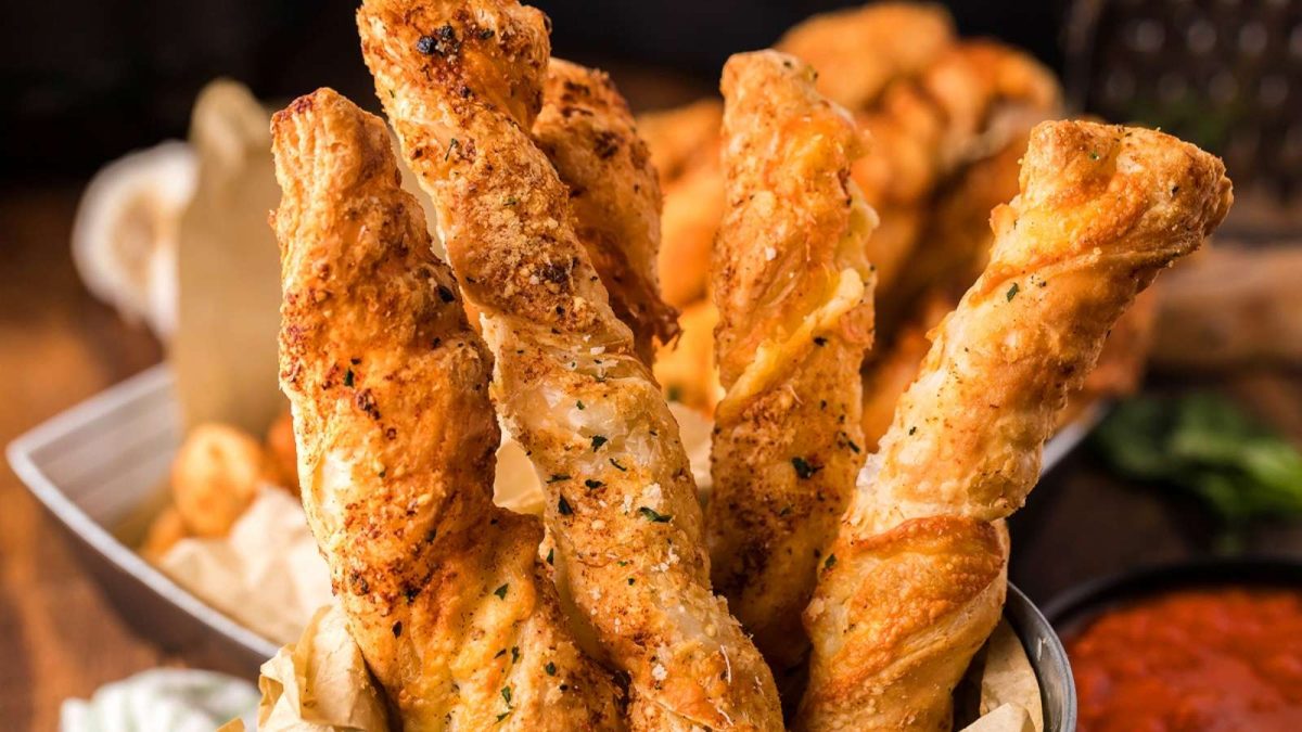 xoxoBella Air Fryer Puff Pastry Garlic Cheese Twists