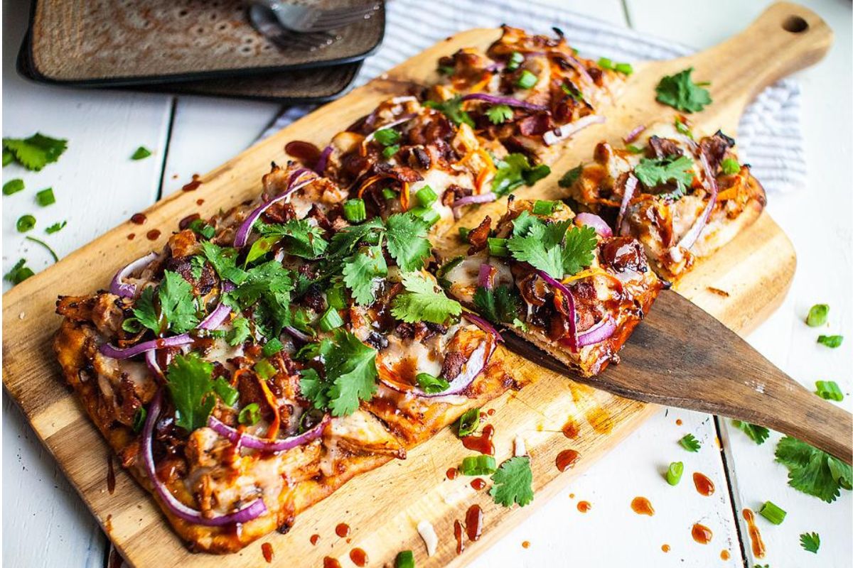 20 Minute Savoury Bacon Onion And Bbq Chicken Flatbread Pizzas
