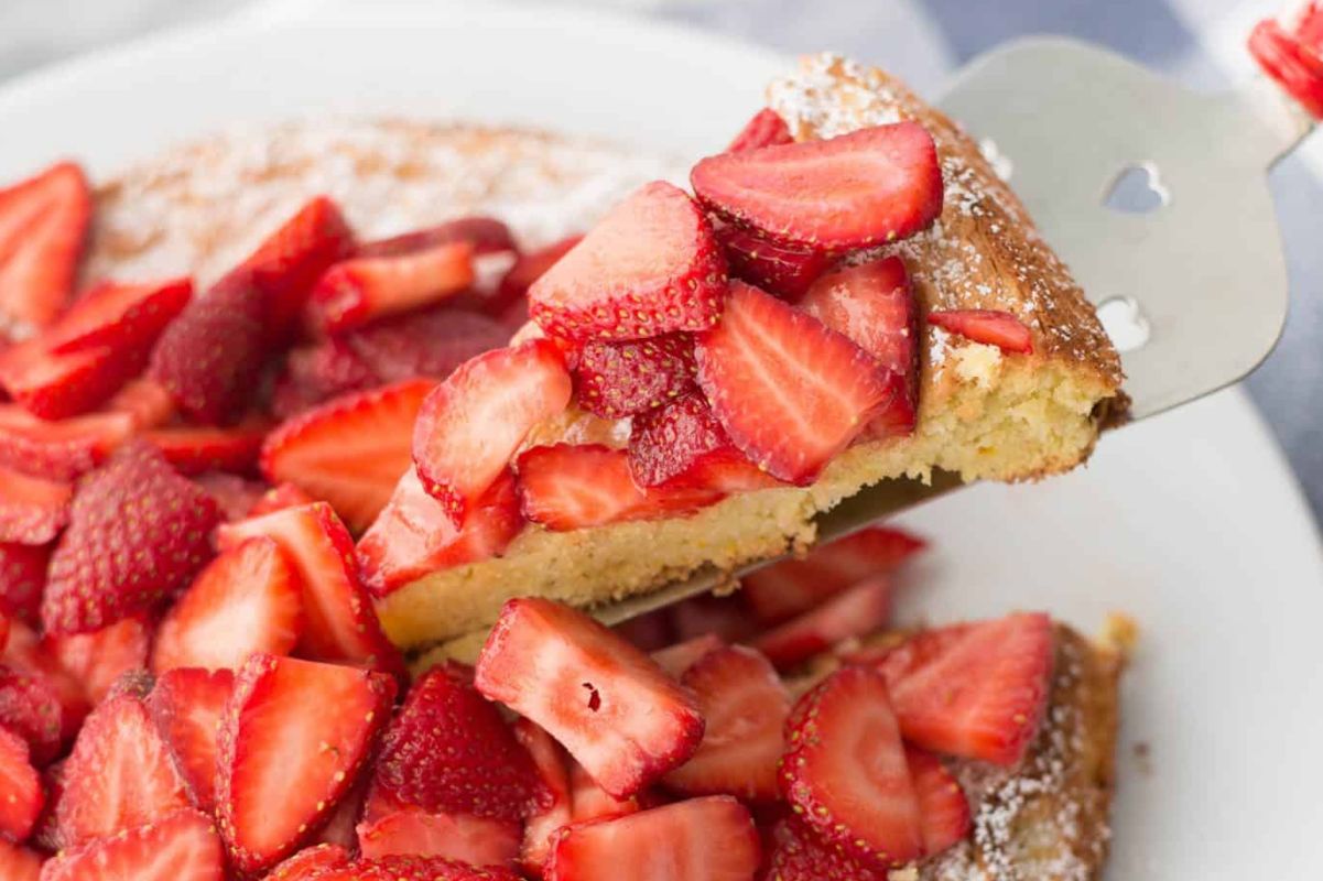 Almond Cake With Strawberries