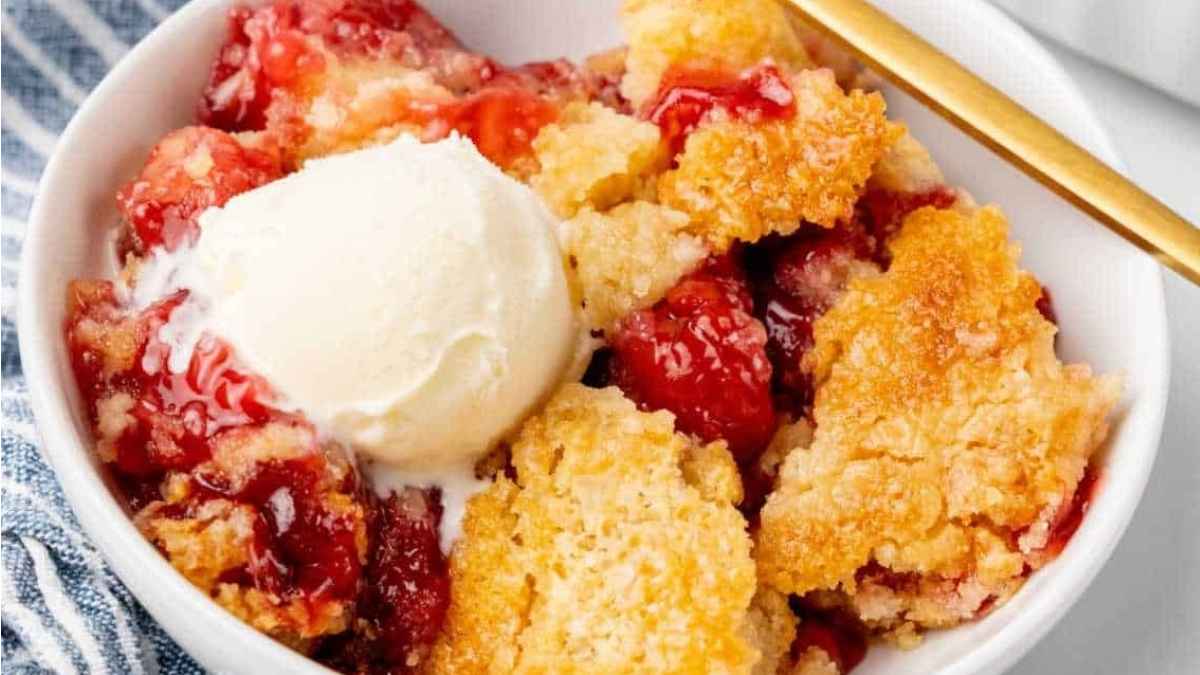 Dump Cake Recipe (Easy, 3 Ingredients!).
