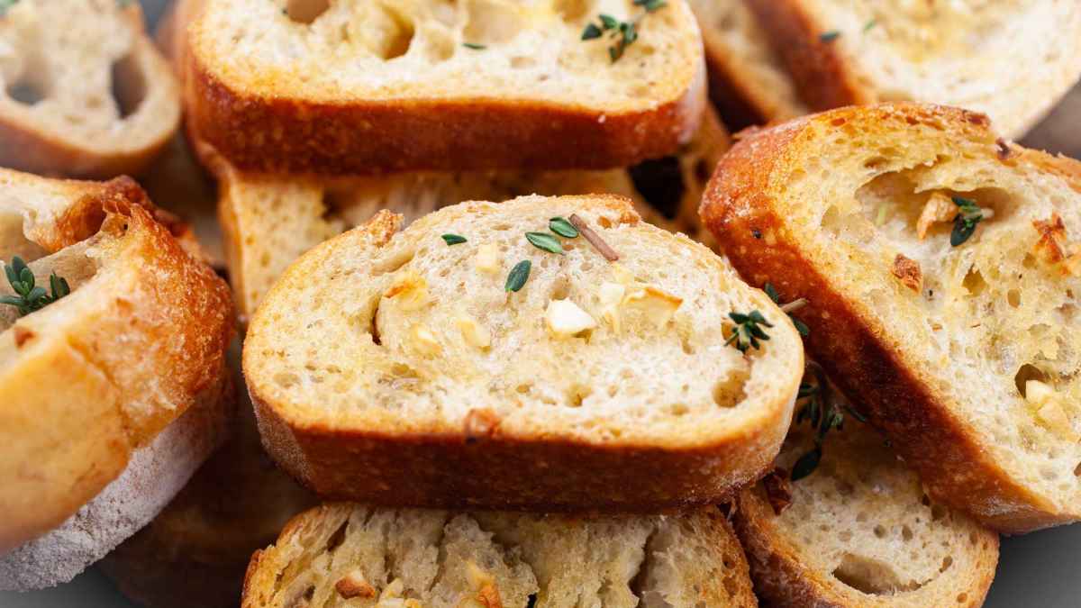 Easy Garlic Crostini With Olive Oil. 