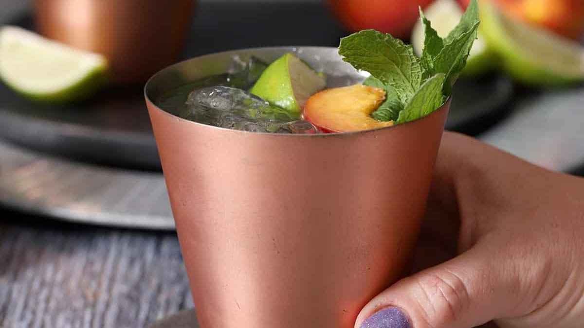 Easy Ginger Peach Moscow Mule Recipe. 
