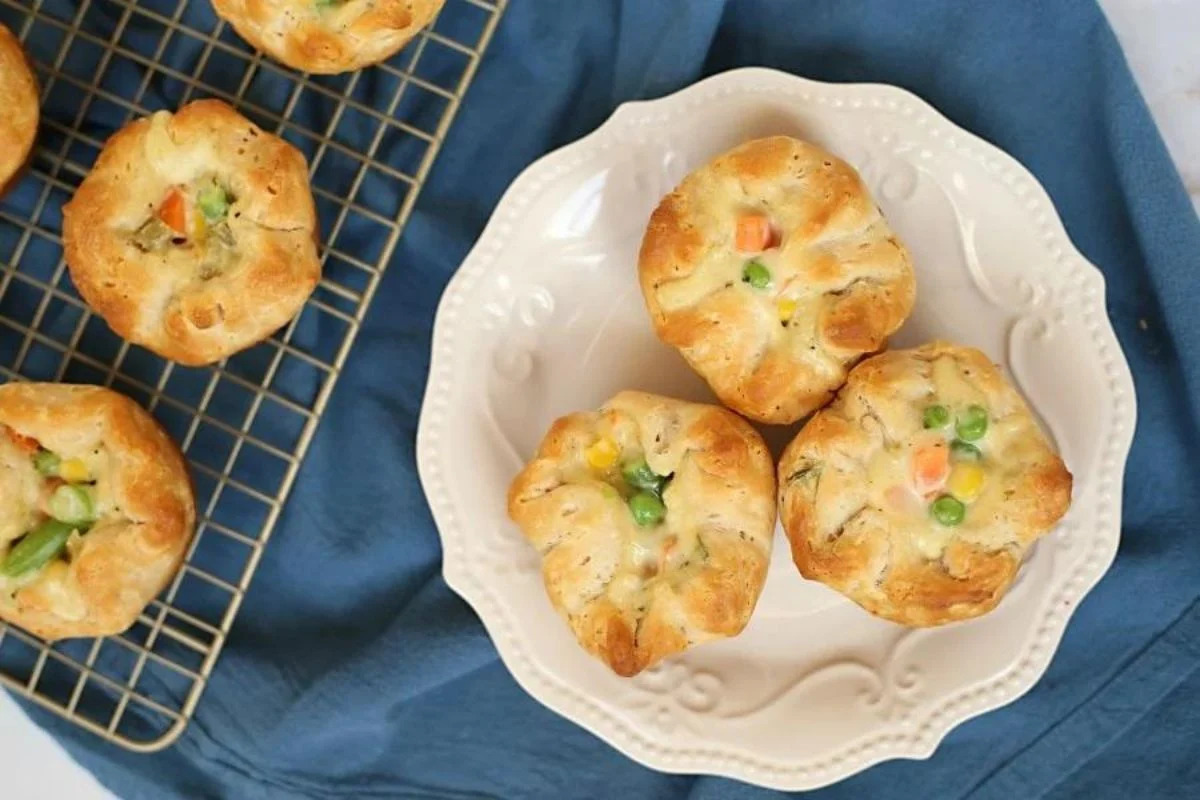 Easy Pot Pie Muffins. 