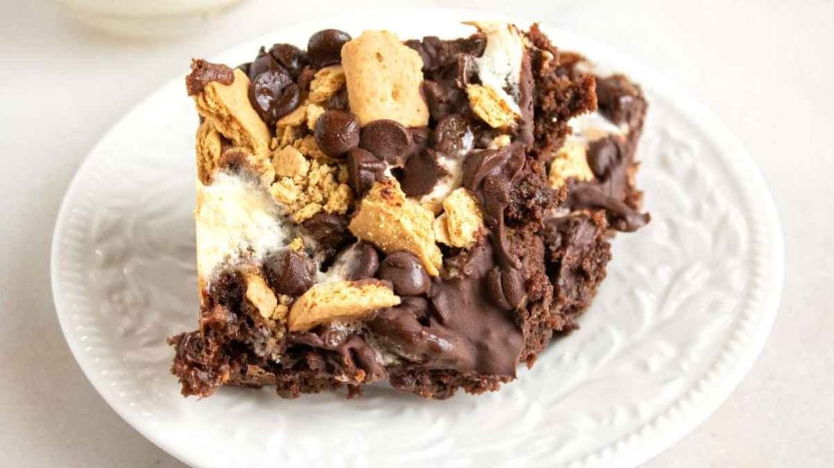 Easy and Gooey Good S’mores Brownies Recipe.