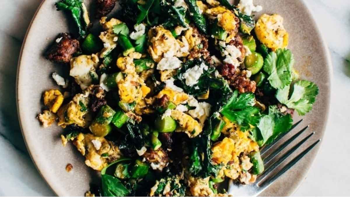 Easy Chorizo And Asparagus Scramble {Paleo}.