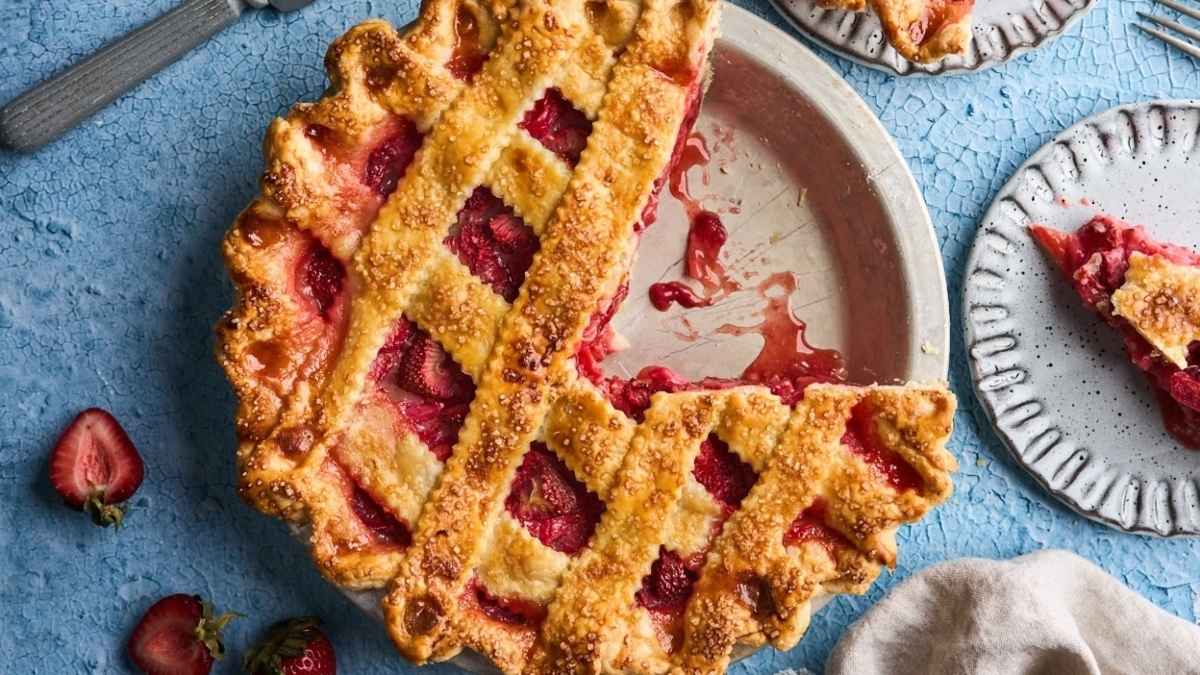 Easy Classic Strawberry Rhubarb Pie.