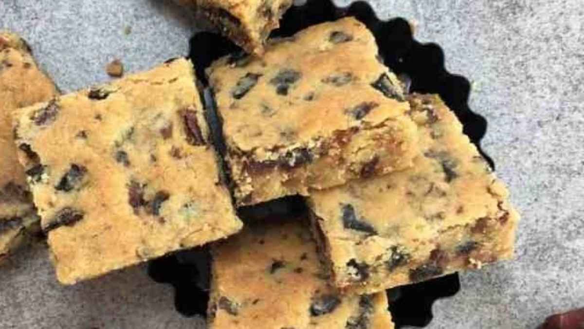 Easy Date Slice Recipe - Melt & Mix. 