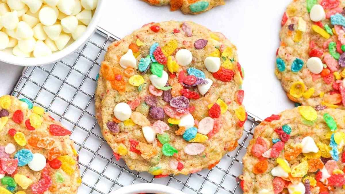 Easy Fruity Pebbles Cookies. 