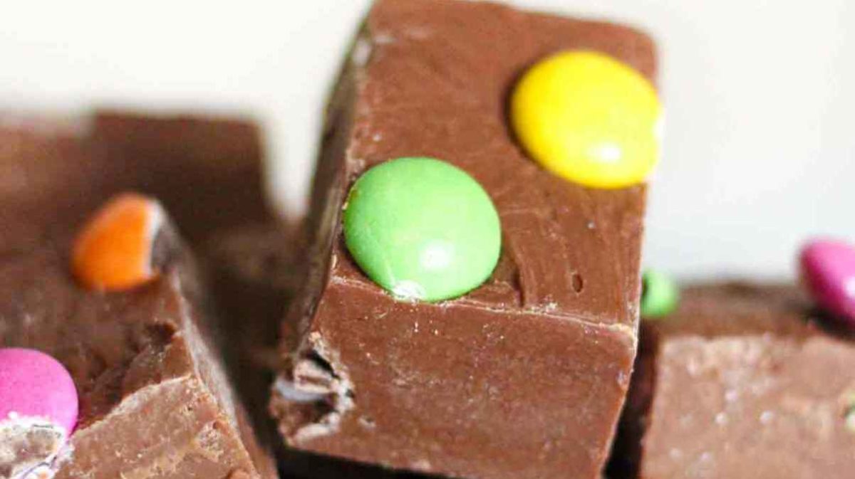 Easy Smartie Fudge With Milk Chocolate. 