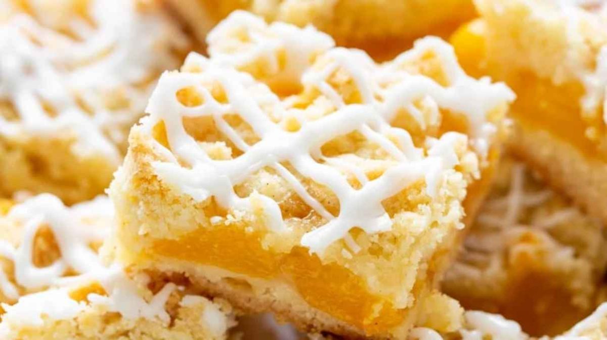 Fresh Peach Crumb Bars. 