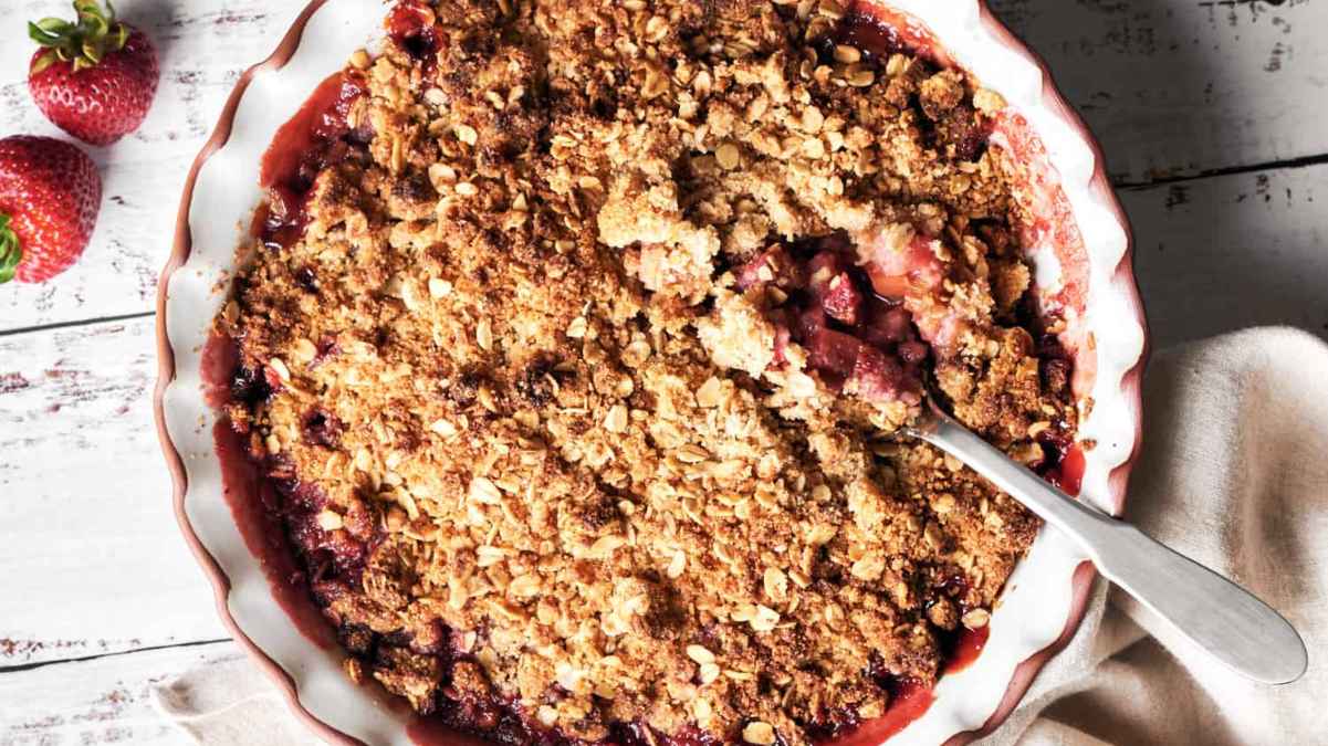 Healthy Vegan Strawberry Rhubarb Crisp (Gluten Free). 