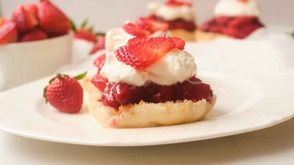 Low FODMAP Hazelnut Shortcake with Berries & Caramel. 