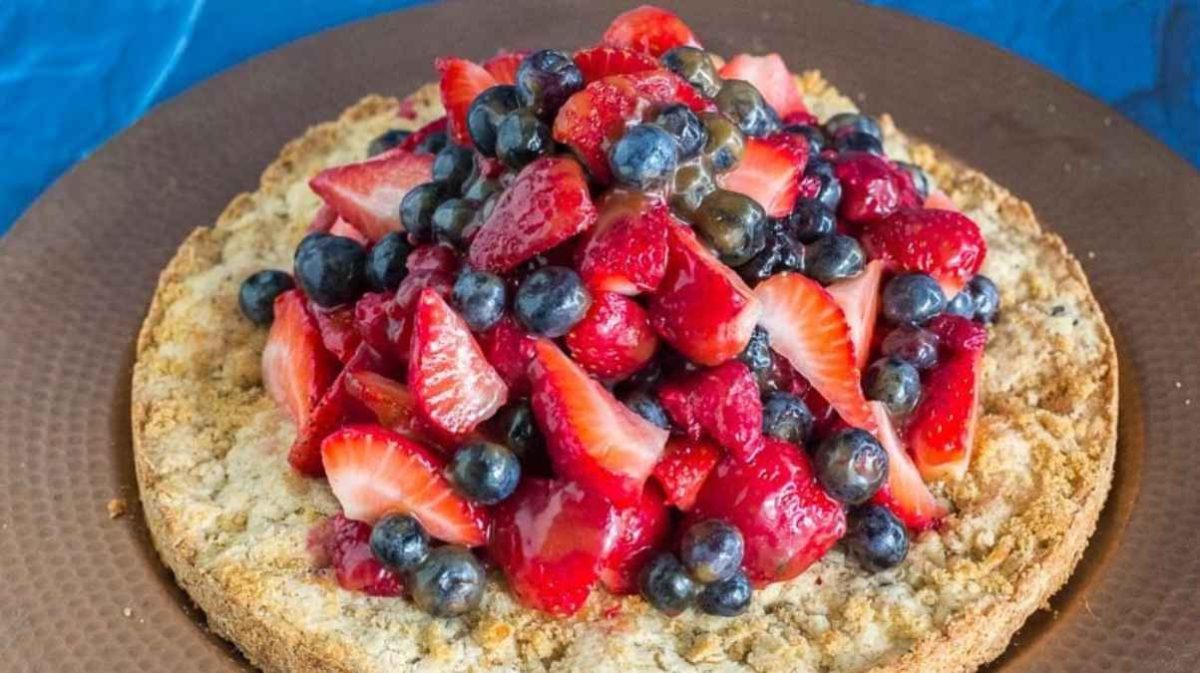 Low Fodmap Hazelnut Shortcake With Berries & Caramel. 