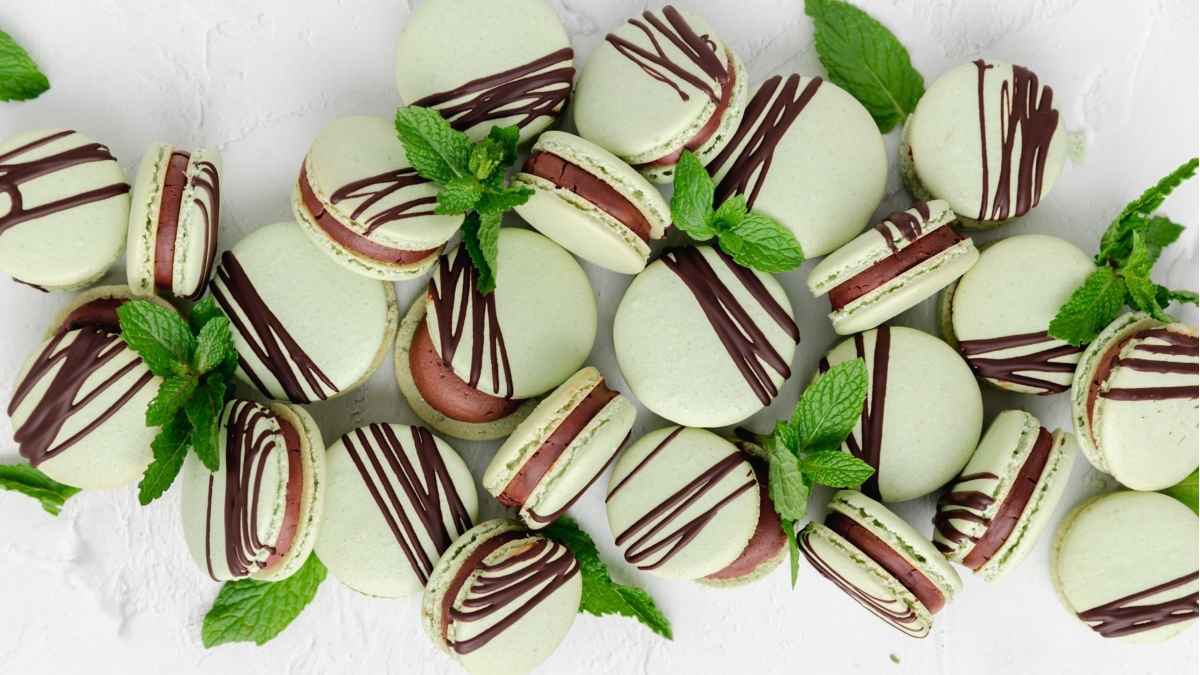 mint chocolate macarons.