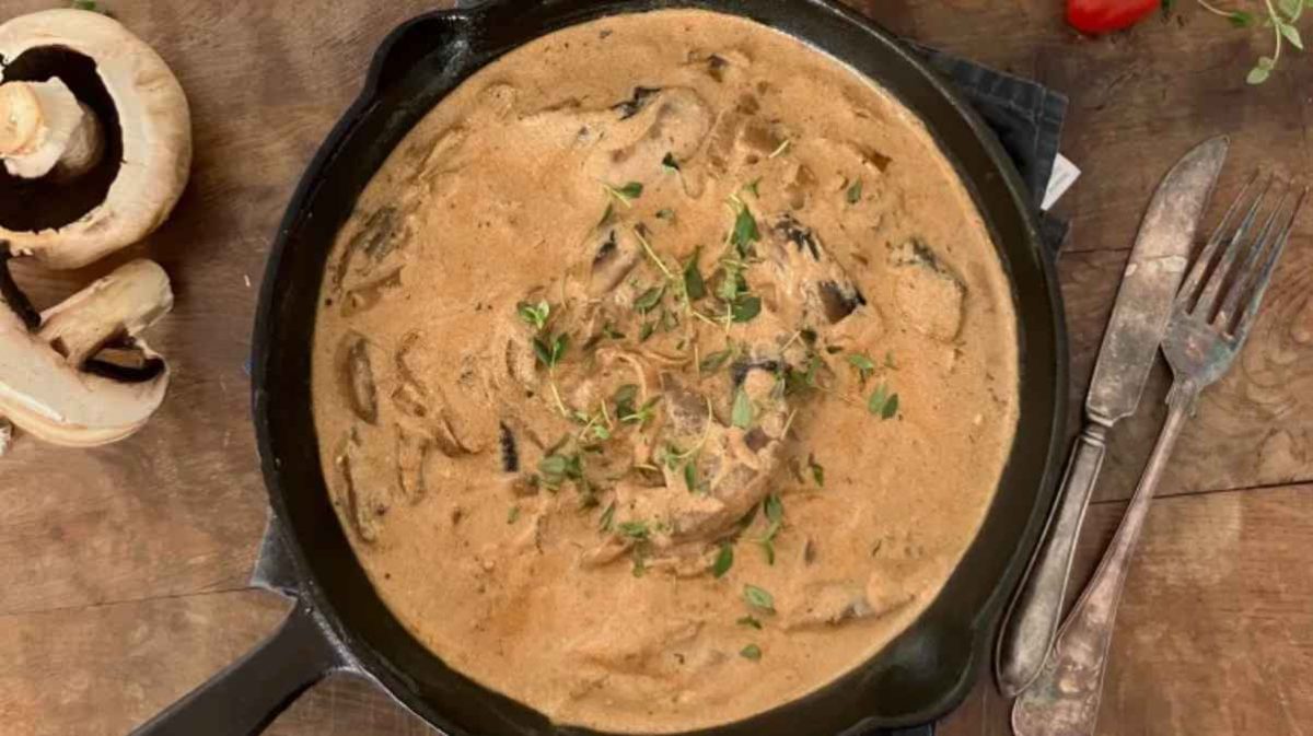 Mushroom Stroganoff (30 Minute Meal). 