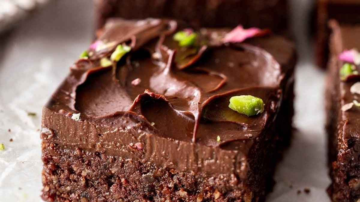 No Bake Brownies With Avocado Frosting (5 Ingredients). 