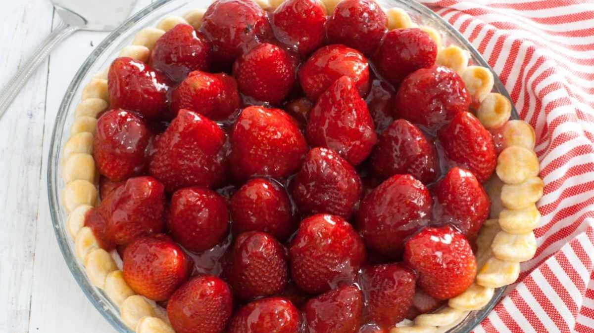 Old Fashioned Strawberry Glaze Pie. 