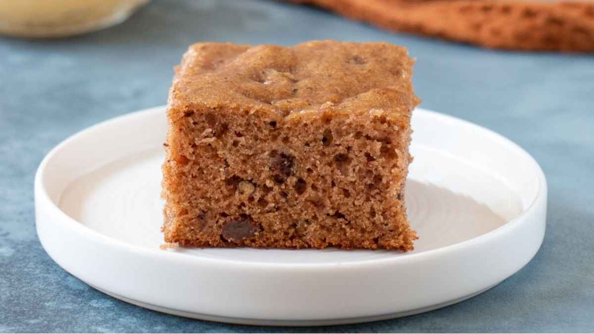 Old-Fashioned Applesauce Cake. 