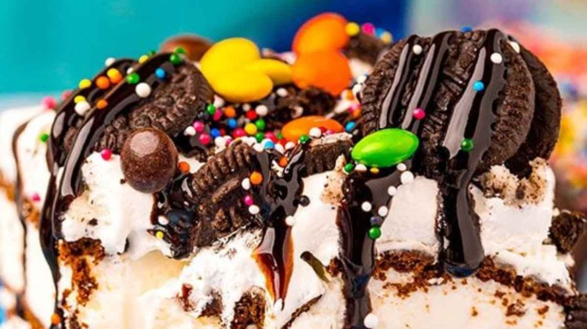 Oreo Ice Cream Cake With Ice Cream Sandwiches.