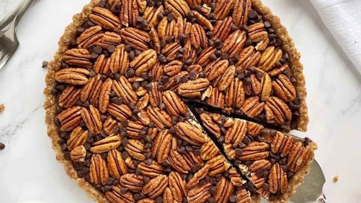 Paleo Pecan Dark Chocolate Pie. 