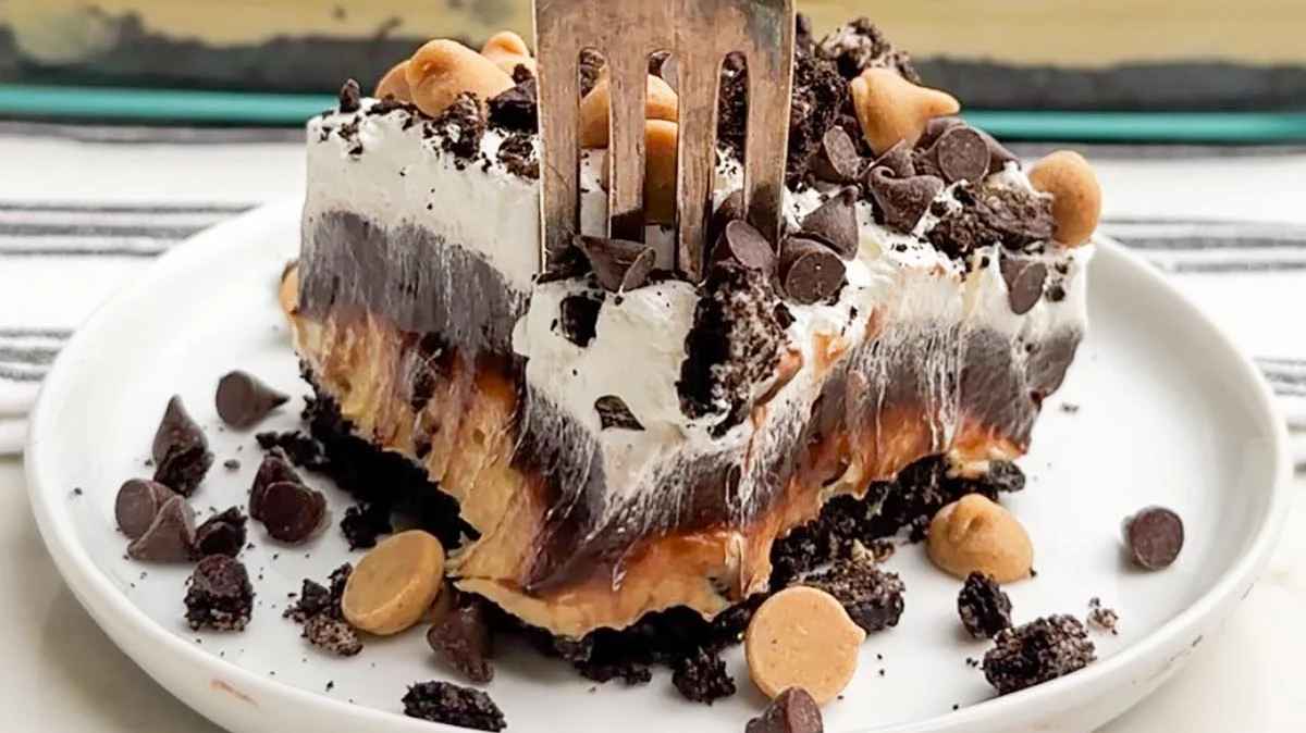 Peanut Butter Oreo Heavenly Dessert. 