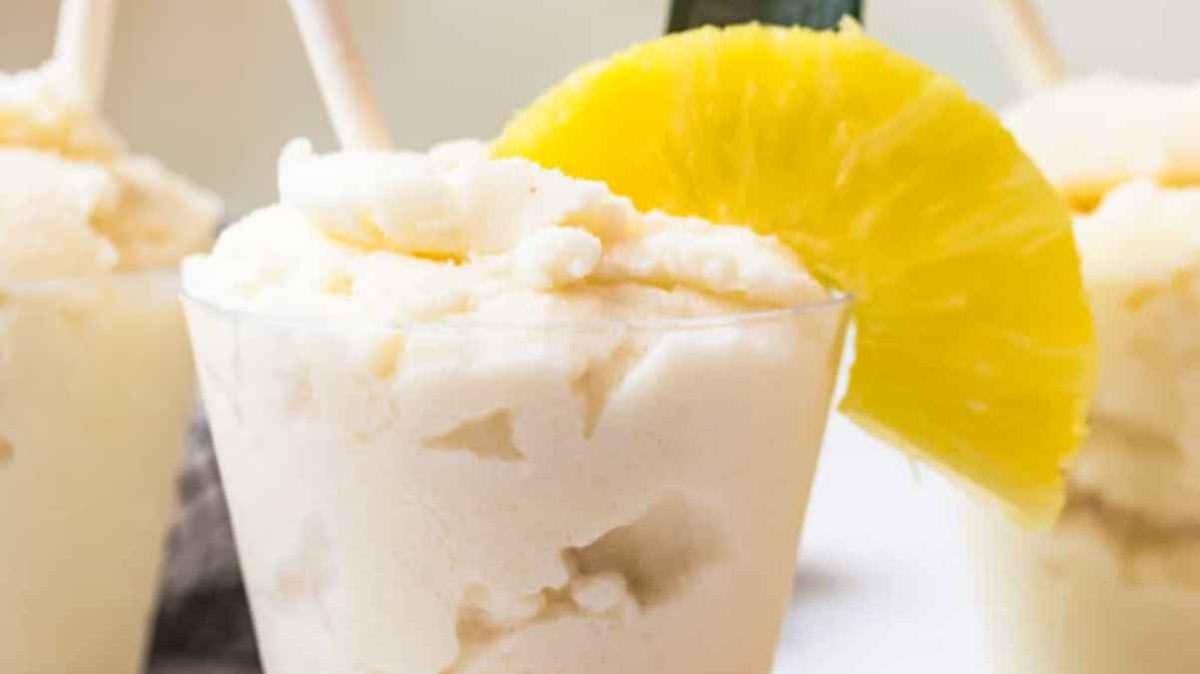 Pina Coladas (Frozen Pina Colada Recipe). 