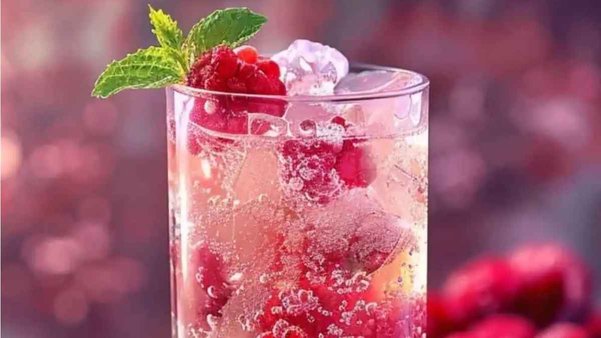 Raspberry Collins Cocktail. 