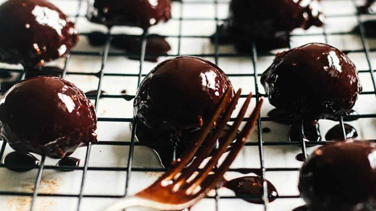 Raw Chocolate Macaroons.