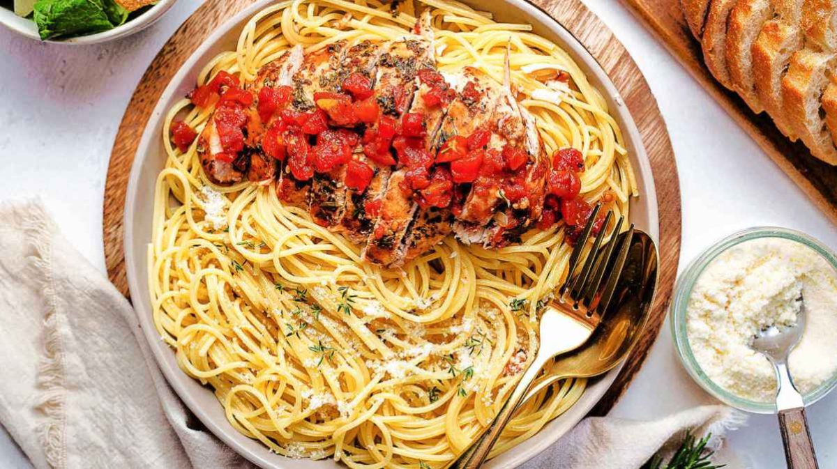 Slow Cooker Chicken With Tomatoes And Balsamic Vinegar. 