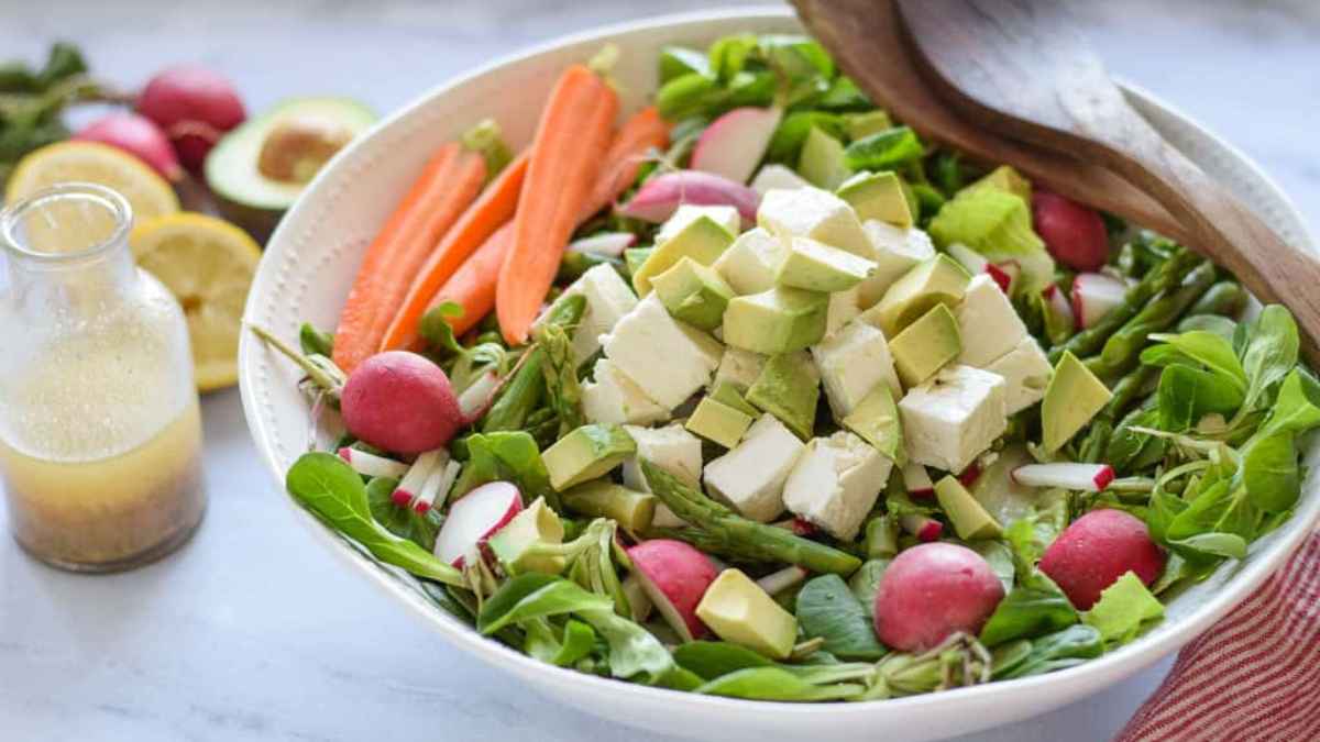 Spring Green Salad With Asparagus.