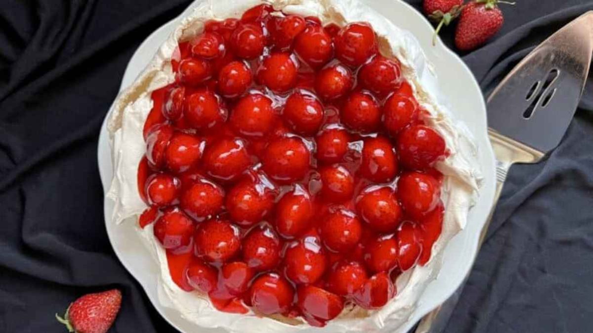 Strawberry Dessert (Easy, Delicious And Only 5 Ingredients!). 