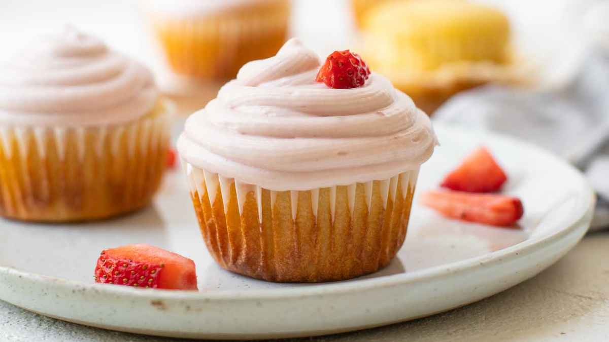 Strawberry Lemonade Cupcakes. 