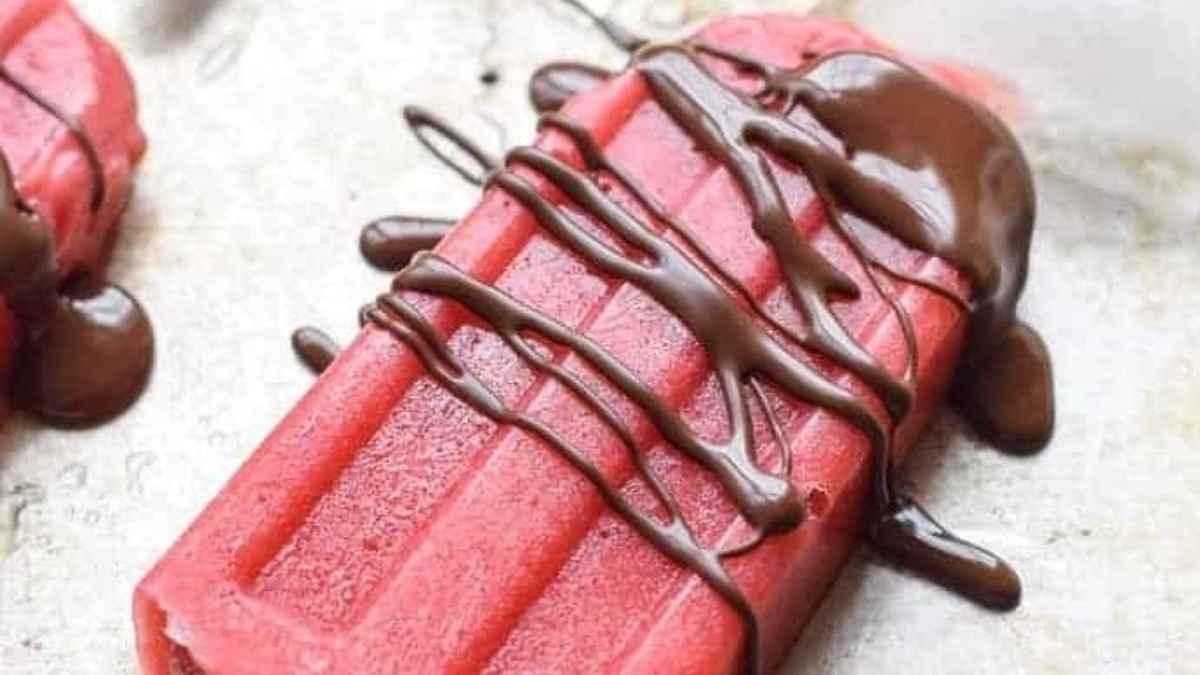 Strawberry Popsicles With Chocolate Drizzle!.